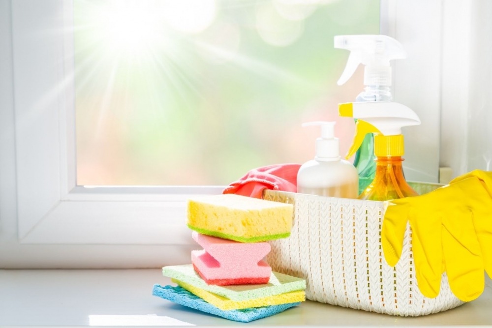 Ménage de printemps nettoyer fenêtres. Produits nettoyants près de la fenêtre.
