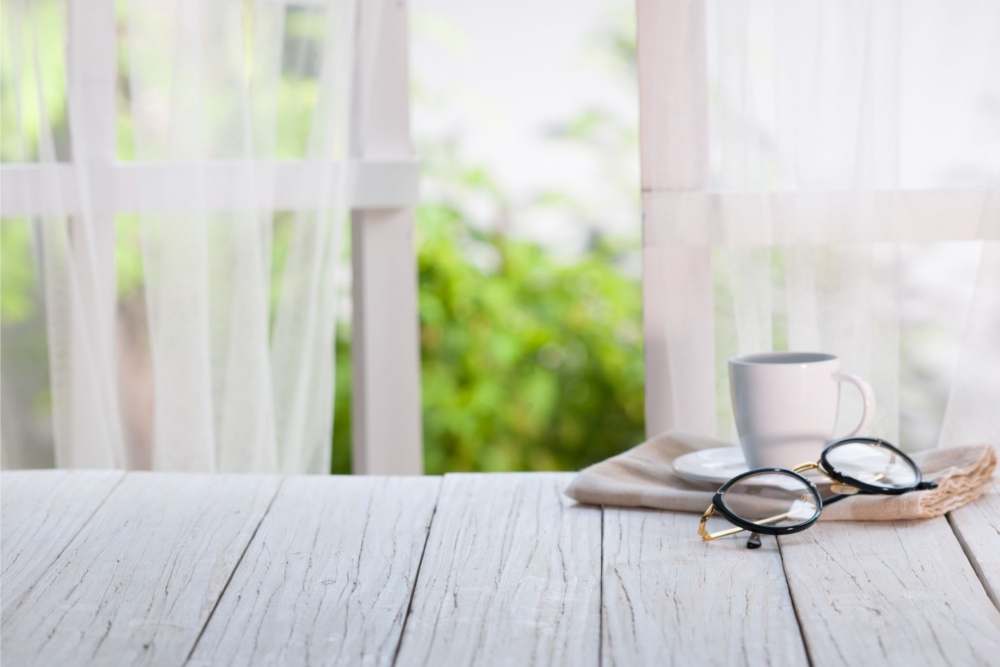 Fenêtre ouverte l'été avec tasse de café et lunettes